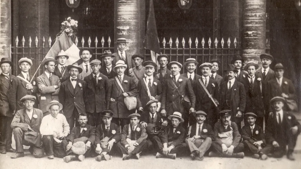 Skupina českých dobrovolníků čeká před Královským palácem, aby se nechali naverbovat do cizinecké legie. Paříž, 23. srpna 1914.