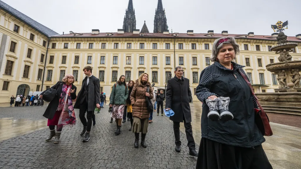 Lidé, kteří se stali oběťmi sexuálního zneužívání v katolické církvi, odcházejí z Hradu, kde se setkali s prezidentem Petrem Pavlem
