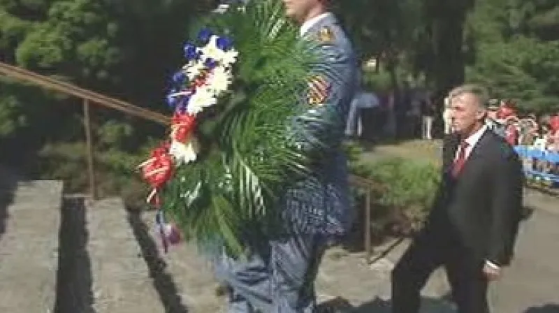 Premiér Toplánek při pietním aktu k 60. výročí úmrtí Edvarda Beneše