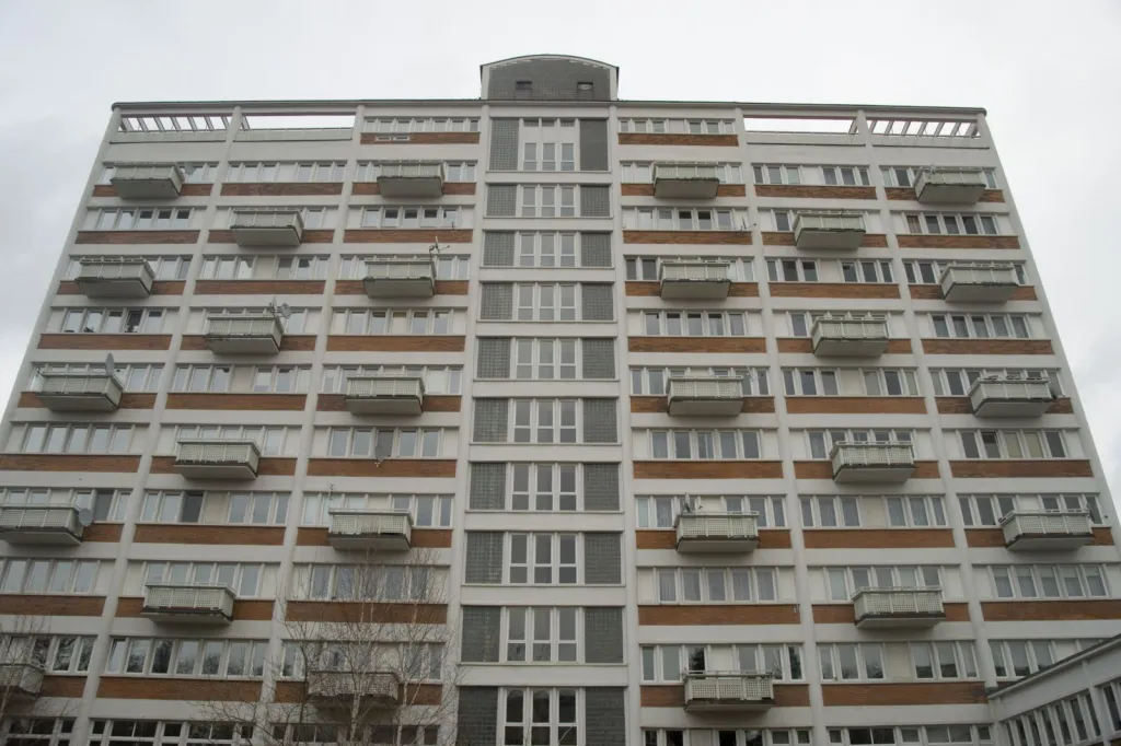 Zlín. Bydlení, restaurace, školka, klubovna a tělocvična na terase – jeden ze dvou kolektivních domů realizovaných v Československu. Domem navrženým Jiřím Voženílkem provede historička architektury Klára Eliášová.