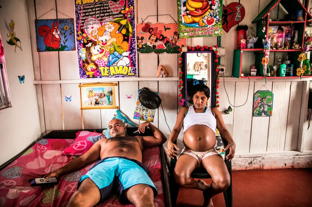 2. cena v kategorii problémy současnosti (Catalina Martin-Chico, Panos Pictures): Pošesté těhotná bývalá členka FARC. Předchozí těhotenství musela ukončit, mateřství bylo totiž mezi kolumbijskými povstalci považováno za neslučitelné s partyzánským životem. Příměří tak spustilo babyboom