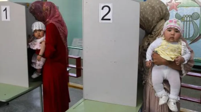 Kyrgyzské ženy v hlasovací místnosti
