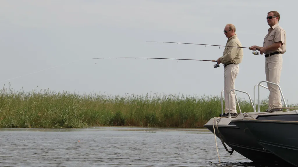 Vladimir Putin a Dmitrij Medveděv na rybářské výpravě
