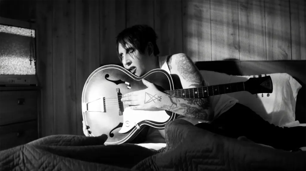 Marilyn Manson v klipu God's Gonna Cut You Down
