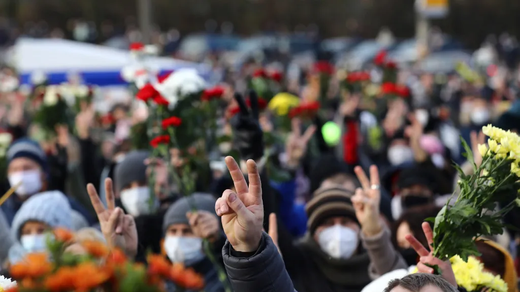 Bělorusové v Minsku zvedají ruce a květiny během vzpomínkové bohoslužby