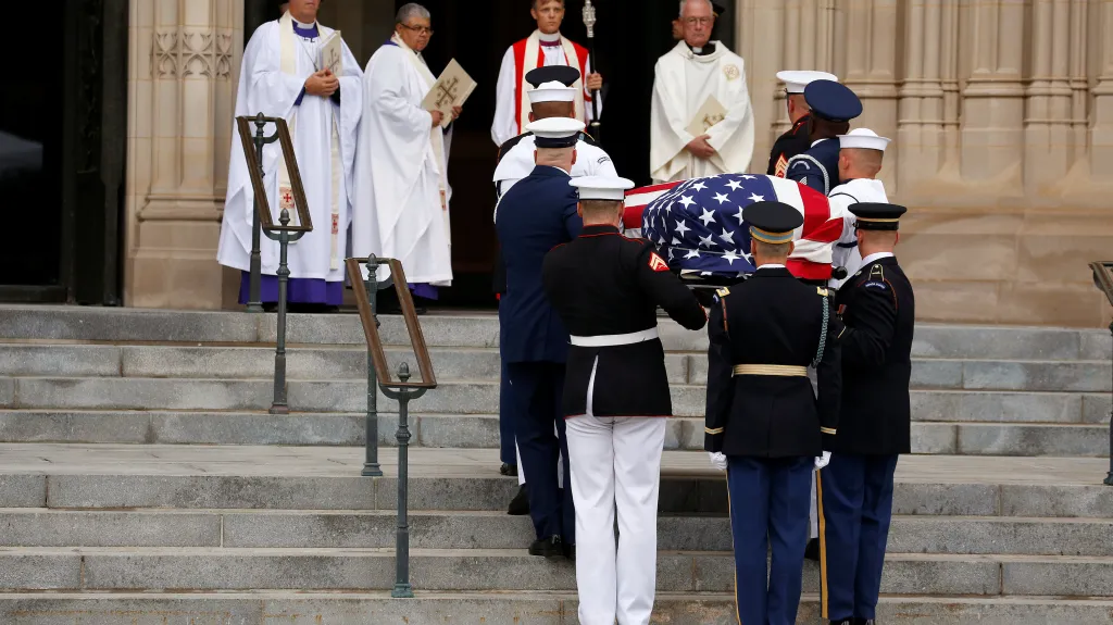 Vojáci nesou rakev Johna McCaina do katedrály