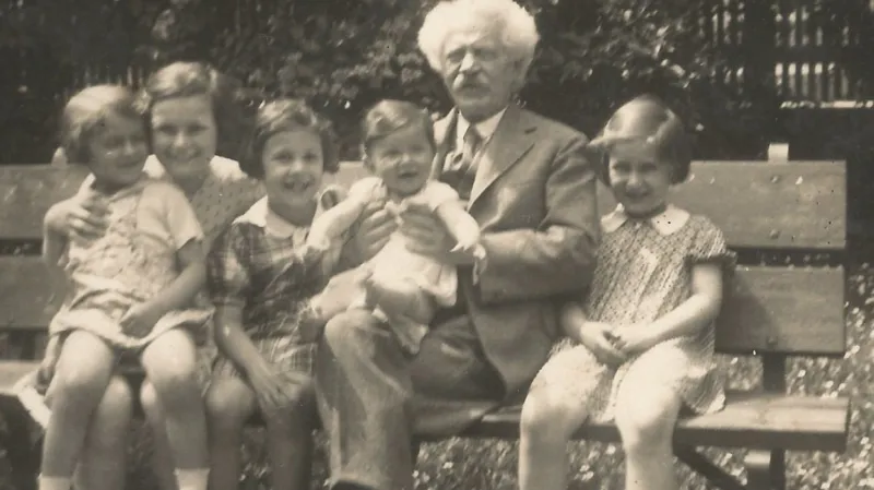 Lydia Folkartová (vpravo) s dědečkem