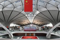 Peking má nové letiště. Rekordně velký terminál má odbavovat desítky milionů pasažérů ročně