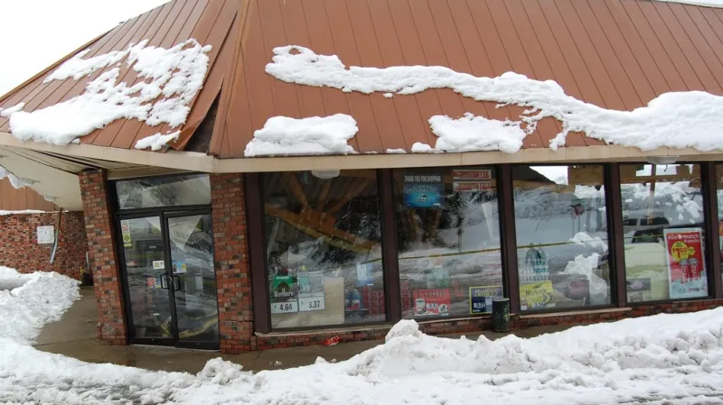 Benzinka zapadaná sněhem po přechodu Sandy
