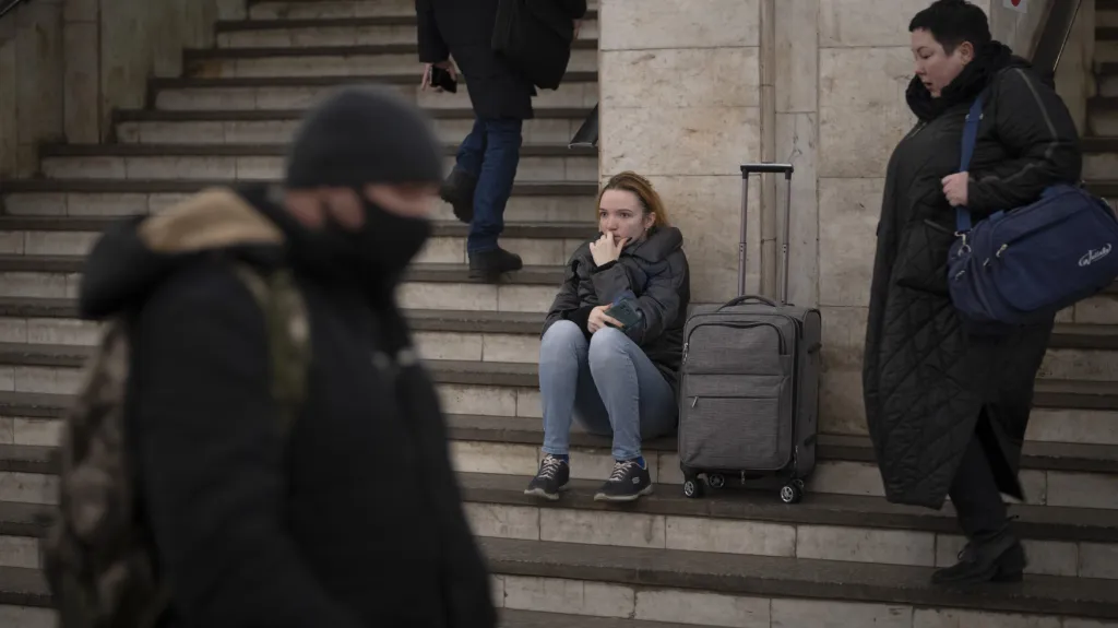 Lidé v Kyjevě se schovávají v metru