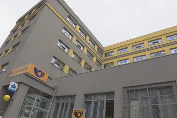 Většina pošt v provozu zatím větší nápor lidí zvládá. Změna však může přijít na konci prázdnin