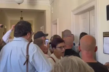 Tři lidé dostali kvůli incidentu u soudu s Peterkovou podmínky. Dva se proti trestu brání