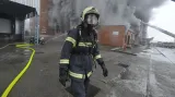 Hasiči při zásahu u požáru skladů ve Zlíně