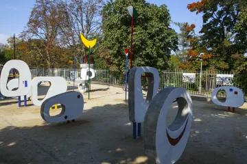 Atrakce pro děti i galerie výtvarného umění. Hřiště s plastikami Olbrama Zoubka znovu ožívá