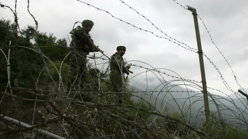 Indičtí vojáci poblíž Linie kontroly v Kašmíru