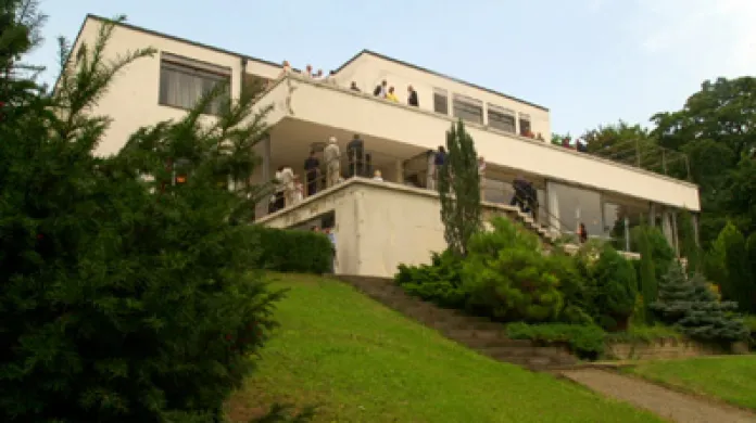 Brněnská funkcionalistická vila Tugendhat je jedinou tuzemskou stavbou moderní architektury zapsanou na seznamu UNESCO. Proslulý německý architekt Ludwig Mies van der Rohe ji v roce 1928 vyprojektoval pro rodinu průmyslníka Tugendhata a uplatnil v ní mnoho novátorských přístupů při návrhu bydlení.