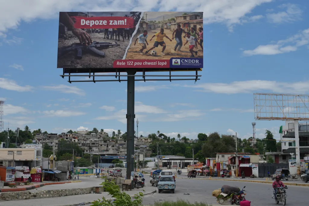 Billboard proti násilí v ulicích Port-au-Prince