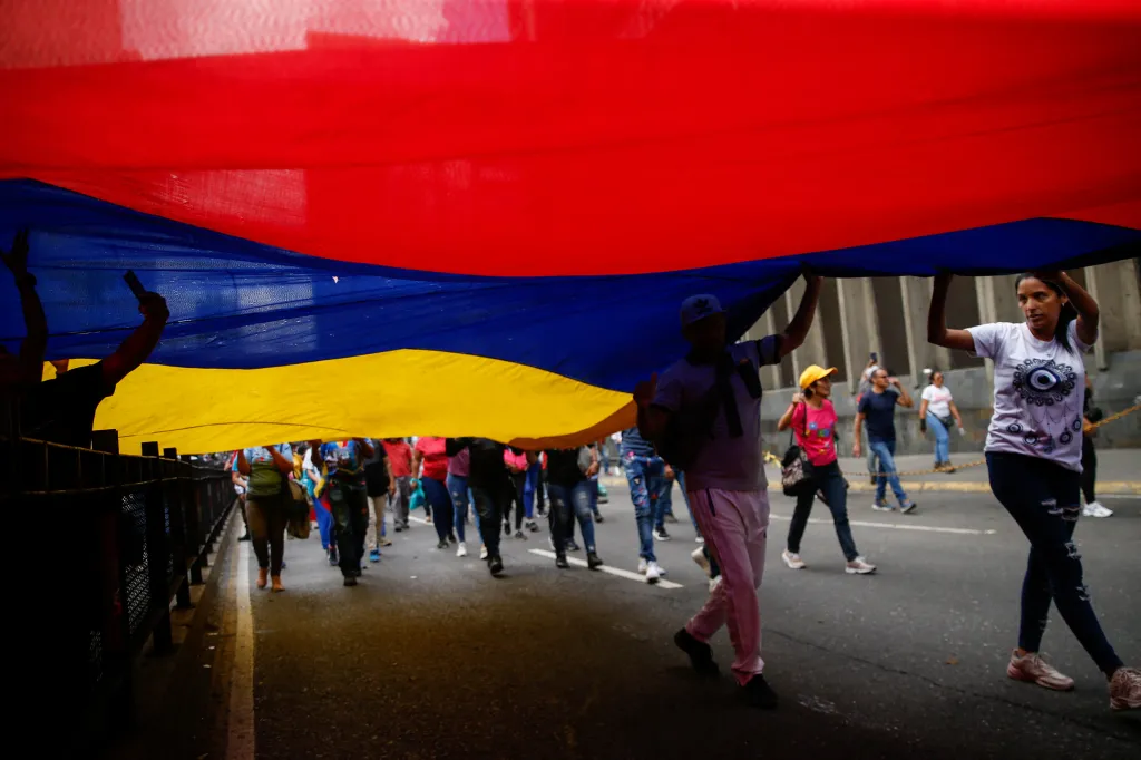 Lidé v Caracasu protestují proti zadržení prezidenta Nicoláse Madura a jeho ženy Cilie Floresové