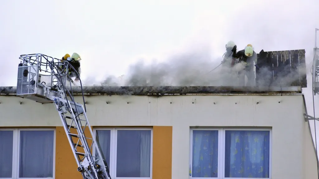 Požár panelového domu v Nových Butovicích