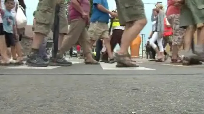 Desítky lidí chodily po přechodu tam a zpátky
