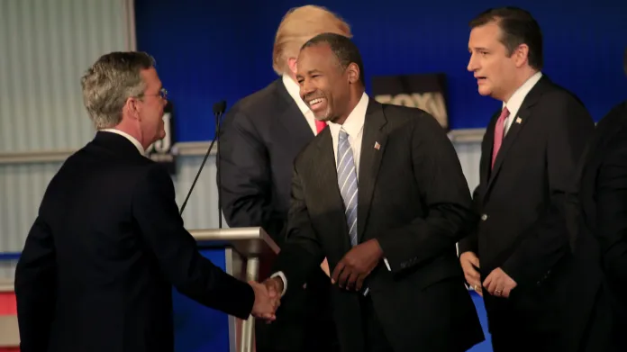 Jeb Bush, Ben Carson a Ted Cruz (v pozadí Donald Trump) na debatě republikánských kandidátů na Fox Business Network