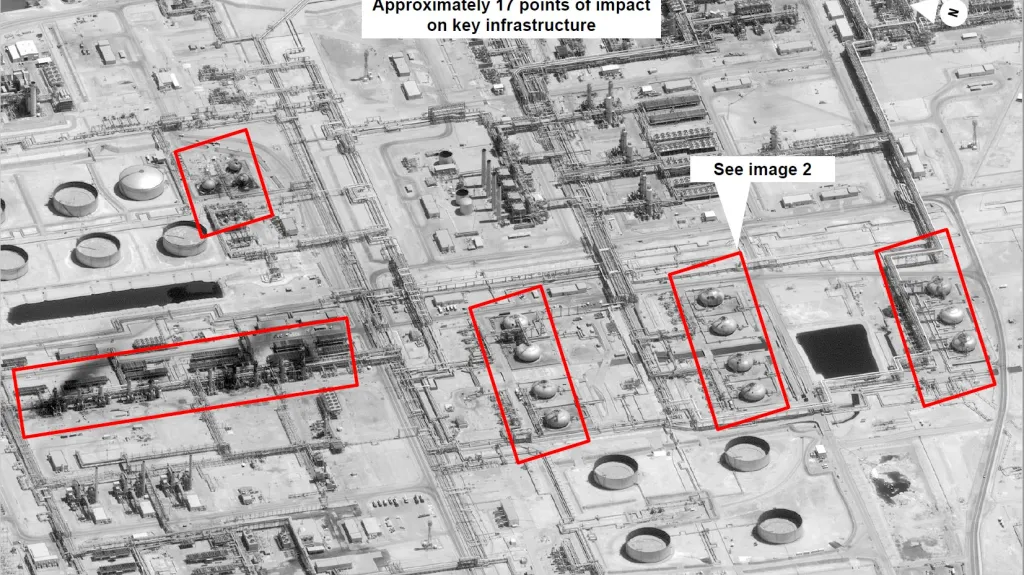 Satelitní snímky zveřejněné vládou USA ukazují poškozené části saúdského ropného zařízení