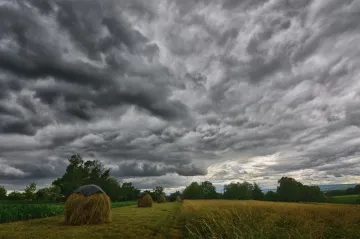Po sauně ledová sprcha. Do rozpáleného Česka míří bouřky, lijáky a krupobití