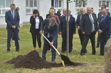 Babiš zahájil Národní dožínky. Protestující během projevu skandovali „Hanba“, „StB“