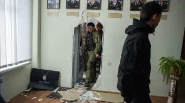 Radikálové v budově velitelství ukrajinského námořnictva