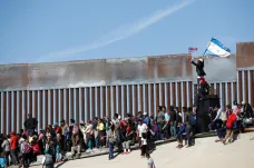 Vrcholí jednání mezi USA a Mexikem. Američané vyhrožují zavedením cel, pokud soused nezastaví migranty