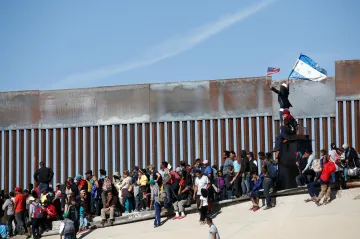 Vrcholí jednání mezi USA a Mexikem. Američané vyhrožují zavedením cel, pokud soused nezastaví migranty