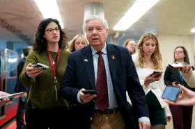Trumpa přesvědčil k úderu na Írán lichotkami senátor Graham, píše WSJ