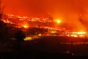 Ostrovem La Palma se stále valí láva. Pohltila další domy