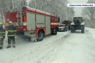 V Čechách napadly desítky centimetrů sněhu, na Moravě stoupají řeky. Sněžit má dál i v noci a hrozí náledí