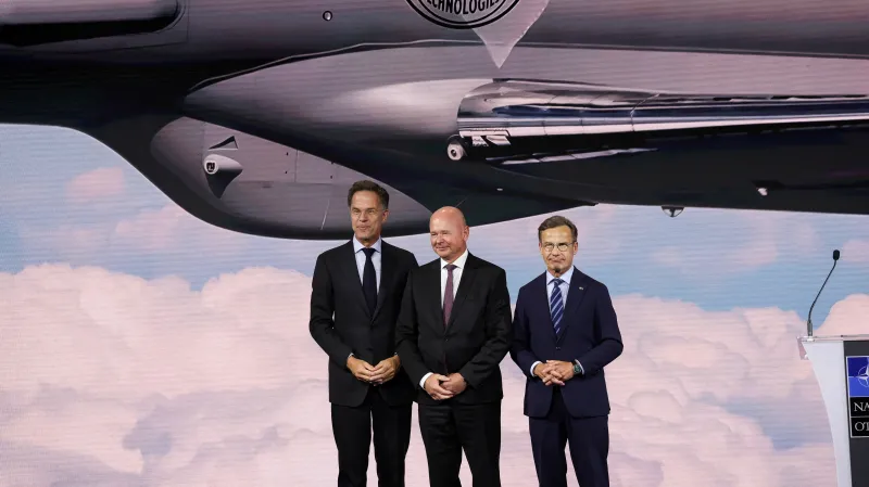 Prezident a generální ředitel společnosti Saab Micael Johansson (uprostřed) po boku švédského premiéra Ulfa Kristerssona (vpravo) a generálního tajemníka NATO Marka Rutteho na Fóru obranného průmyslu