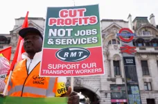 Stávka ochromila v Británii železnici i londýnské metro. Mluví se o létu nespokojenosti