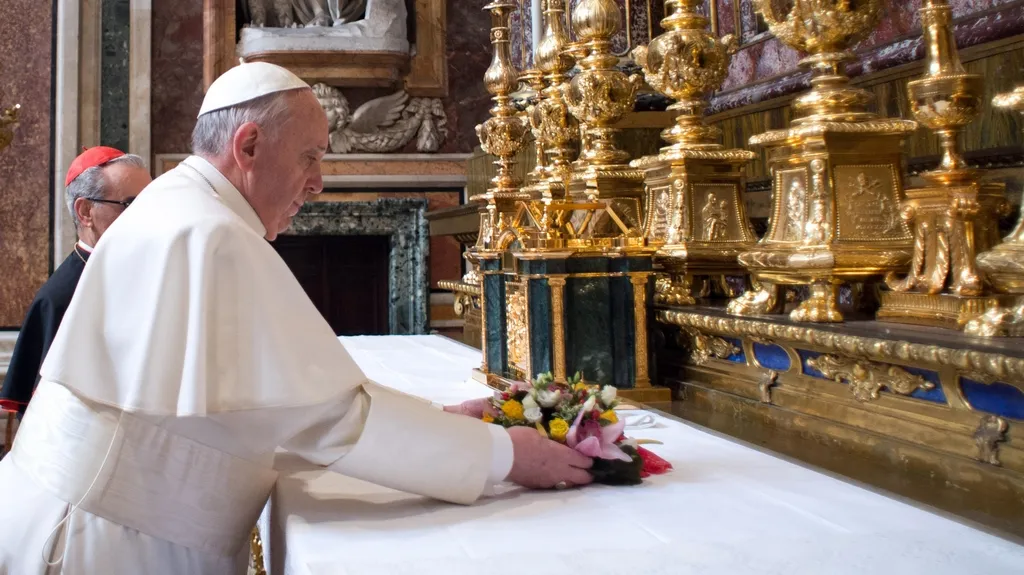 František položil na oltář baziliky Panny Marie Sněžné kytici