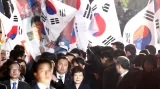 Jihokorejskou exprezidentku vítaly při příchodu do její rezidence stovky příznivců
