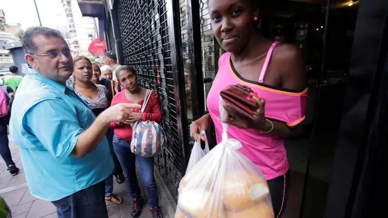 Před jedním z pekařství v Caracasu