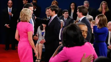 Manželky kandidátů přišly obě v růžové