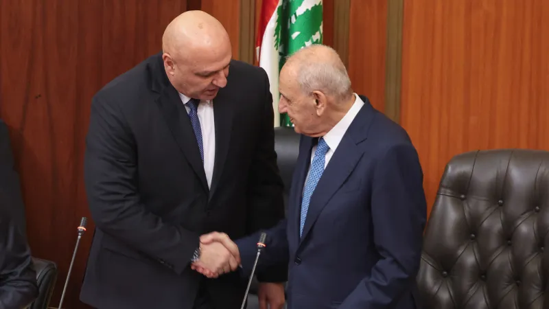 Předseda libanonského parlamentu Nabíh Barrí (vpravo) s Josephem Aúnem v budově parlamentu v Bejrútu