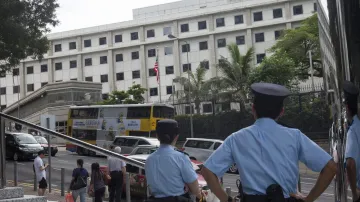 Policie před americkým velvyslanectvím v Hongkongu