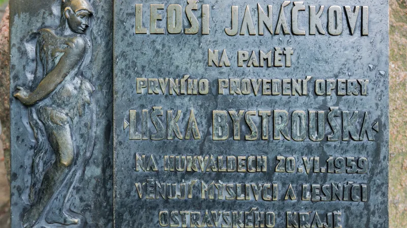 Pamětní deska k soše lišky Bystroušky
