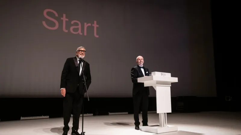 Prezident festivalu Jiří Bartoška a moderátor Marek Eben při zahájení 57. ročníku