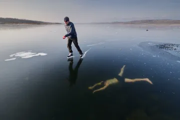 Czech Press Photo v kategorii „Sport“ a „Lidé, o kterých se mluví“ představuje snímky z ledového závodu a Bílého domu