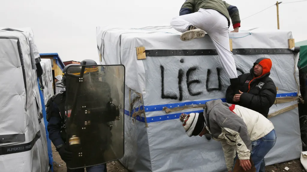 Vyklízení uprchlického tábora v Calais