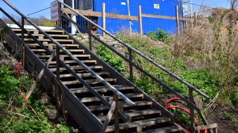 Provizorní „budova“ nádraží Vysočany po dobu rekonstrukce