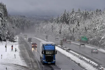 Vítr, sníh, led. Výstraha střídá výstrahu, přes noc bude kluzko