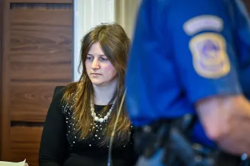 Soud schválil dohodu na podmínce pro ženu, která pomáhala šířit antisemitské výhrůžky