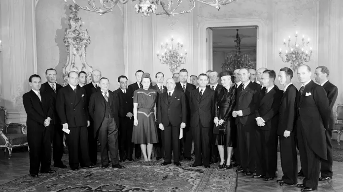 Prezident Emil Hácha předává národní cenu filmovým pracovníkům (1940): kromě Lídy Baarové (vlevo od Háchy) ji přijali také herci Jiřina Štěpničková, Jaroslav Vojta a Jaroslav Marvan.